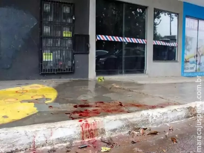 Investigação aponta pai e filhos como suspeitos de matarem jovem a facadas