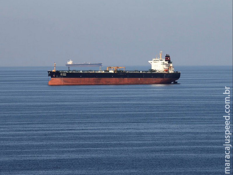 Irã diz que Estreito de Ormuz está fechado e incendiará qualquer navio que tentar passar 