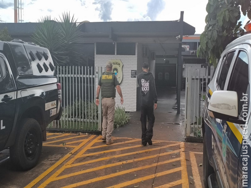 Jovem que desafiava polícia e Detran usando moto com placa adulterada é levado para delegacia