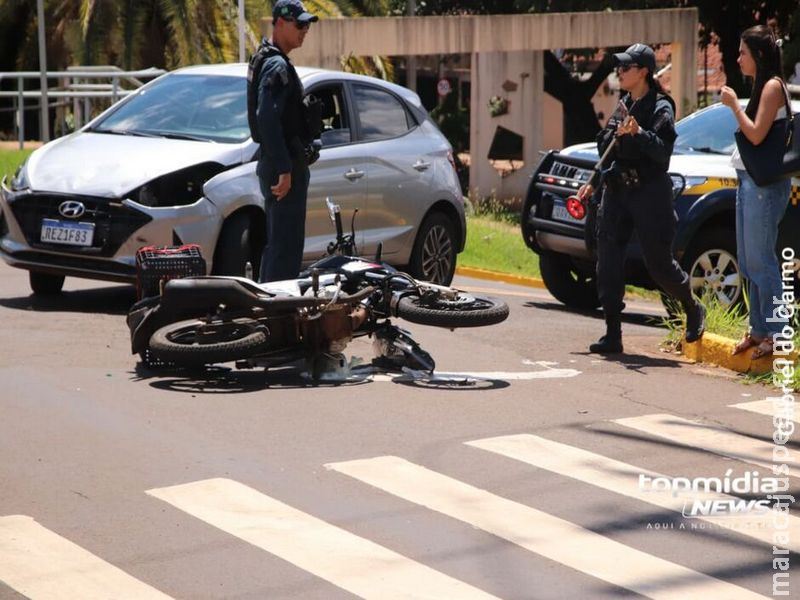 Motociclista fica ferido após colisão com carro no Centro de Campo Grande