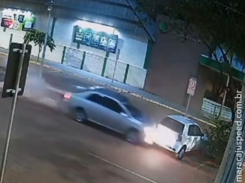 Motorista atinge veículo estacionado no Centro e foge em seguida