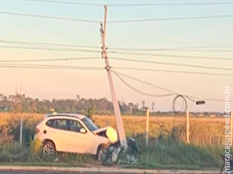 Motorista na contramão perde controle, sai da pista e bate em poste de luz