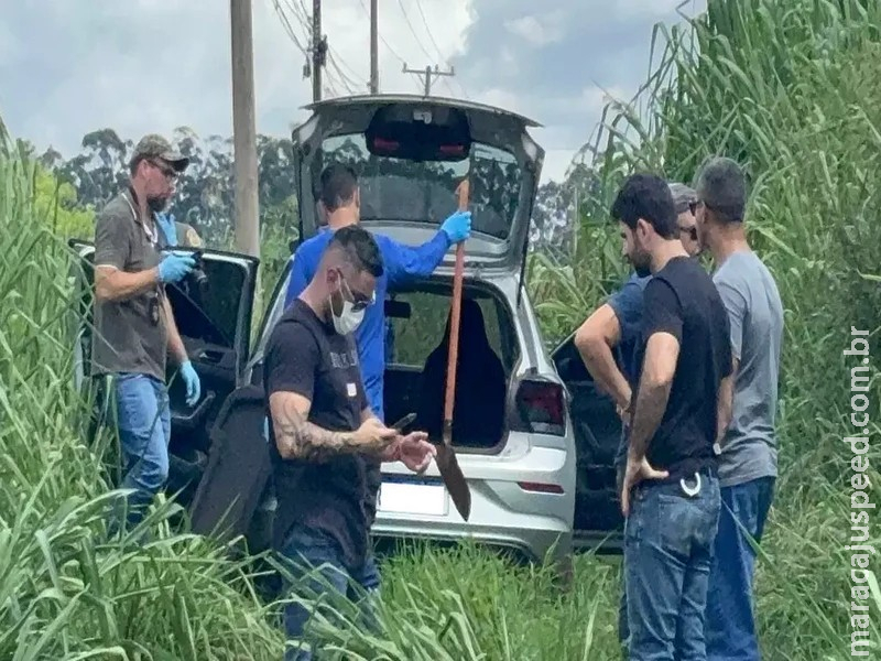 Mulher encontrada morta em matagal: vestígios de sangue e pá no carro