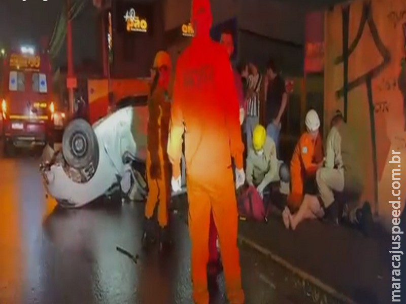 Mulher fica ferida, após carro bater em poste e capotar na Eduardo Elias Zahran na Capital