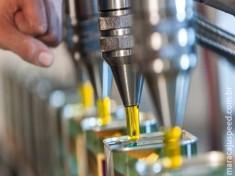  Óleo de soja sobe mais de 2% nesta 2ª feira diante do avanço do petróleo, e grão acompanha