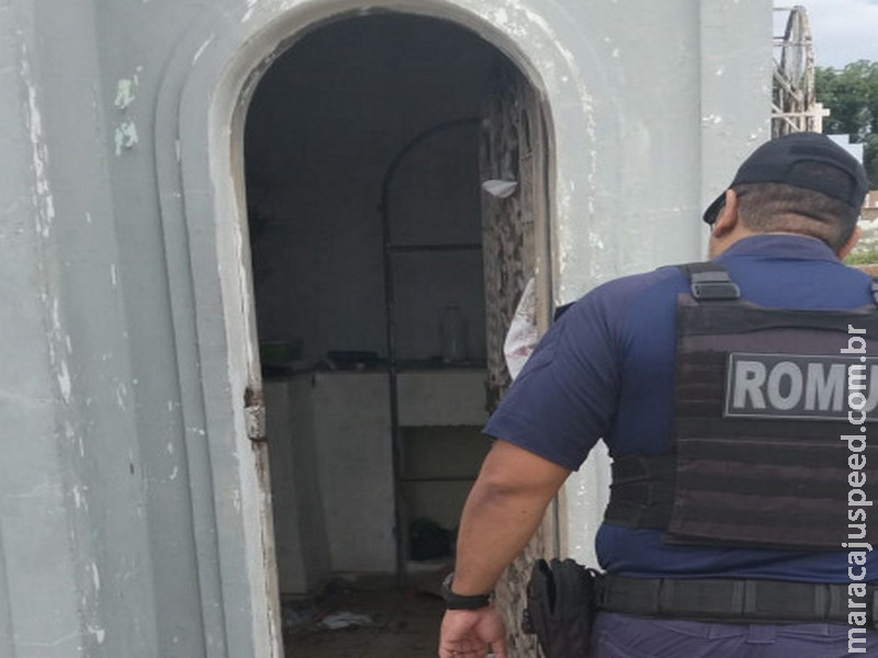 Pessoas em situação de rua usam capela como moradia em cemitério de Corumbá  