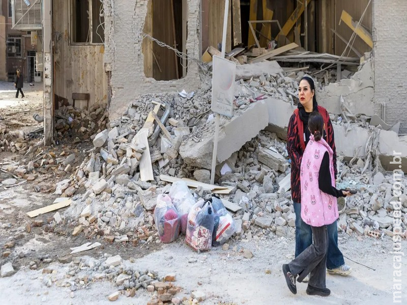 Postos de controle em todos os lugares e filas para o pão: medo no Irã como ataques EUA-Israel se intensificam