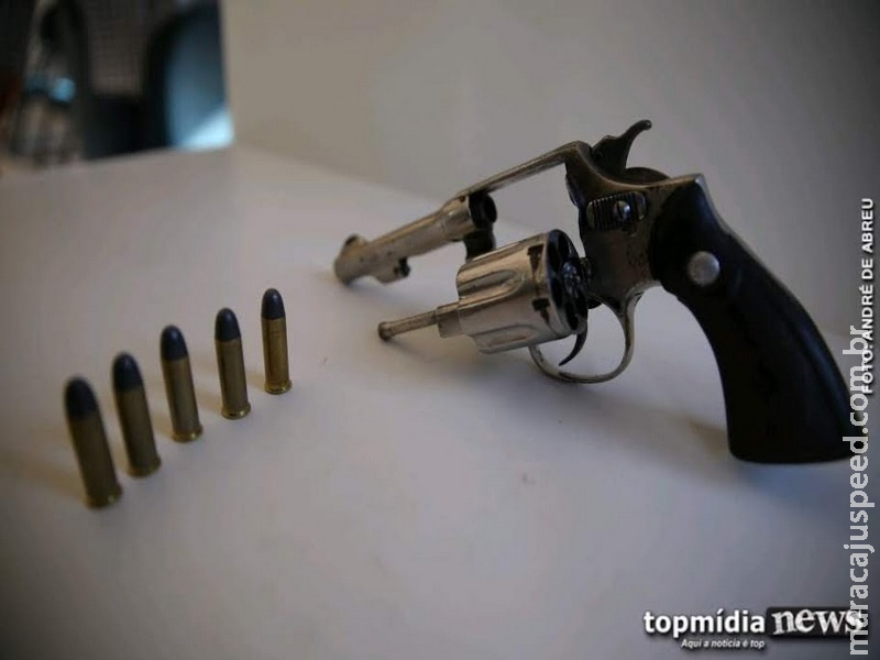 Revólver é encontrado em matagal após ser jogado de carro no São Jorge da Lagoa  