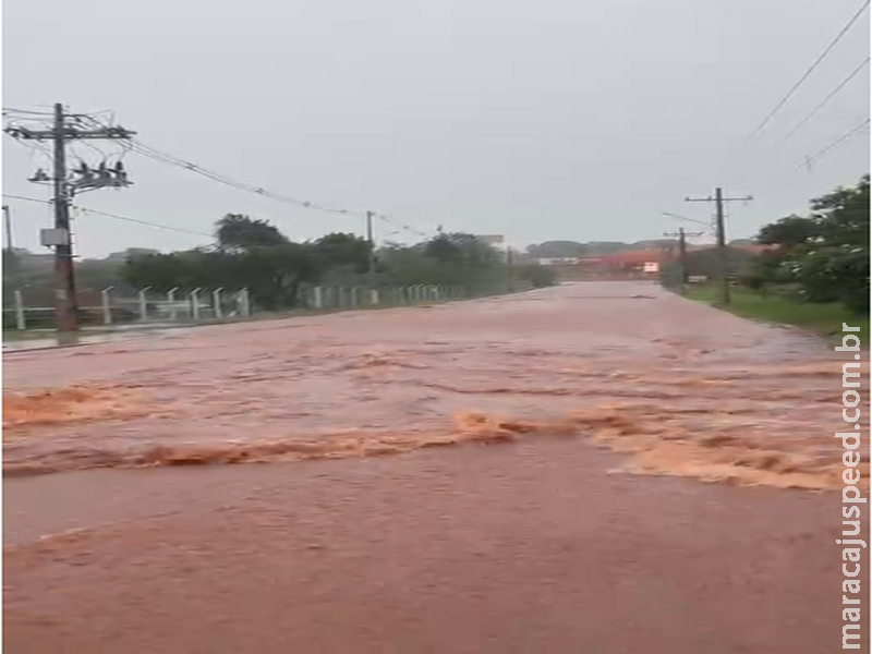 Temporal em Maracaju: Chuva de 120mm em uma hora submerge ruas avenidas e destrói bens de famílias