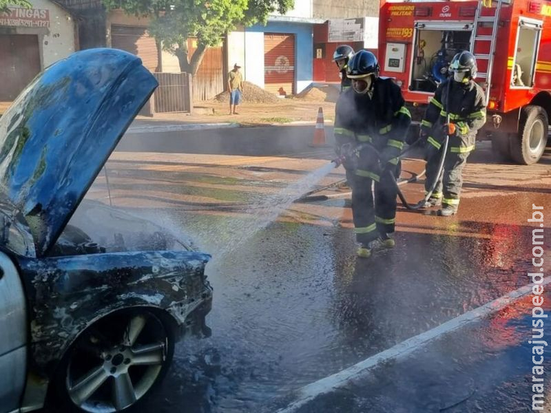 Veículo pega fogo no meio de avenida de Aquidauana 
