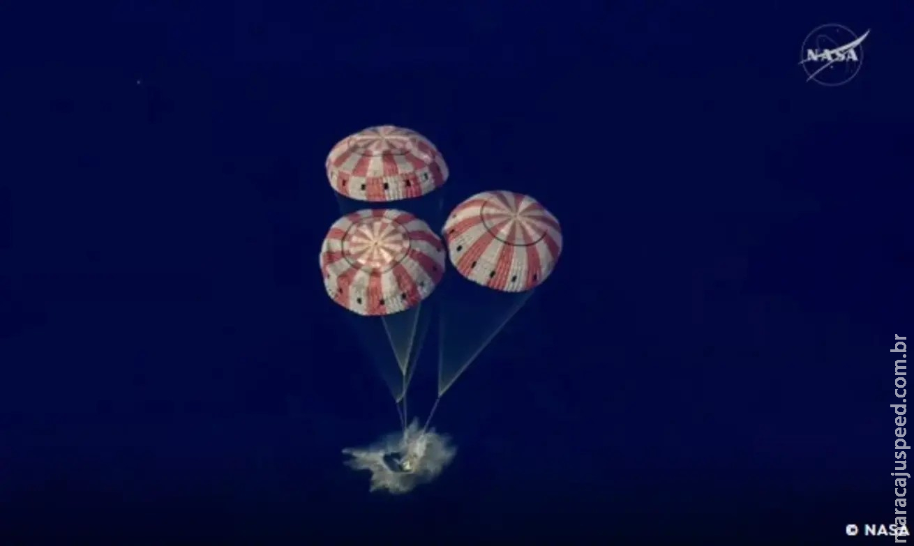 Astronautas da Artemis II retornam à Terra após missão lunar