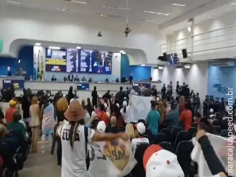 [ BASTIDORES ] Câmara lotada de manifestantes e vereador levando resposta atravessada