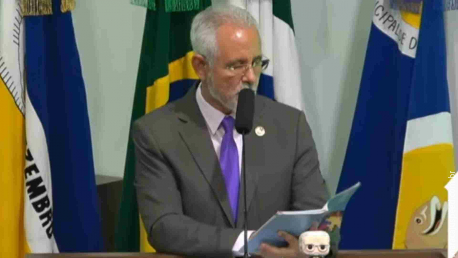 [ BASTIDORES ] Vereador lê poema durante sessão