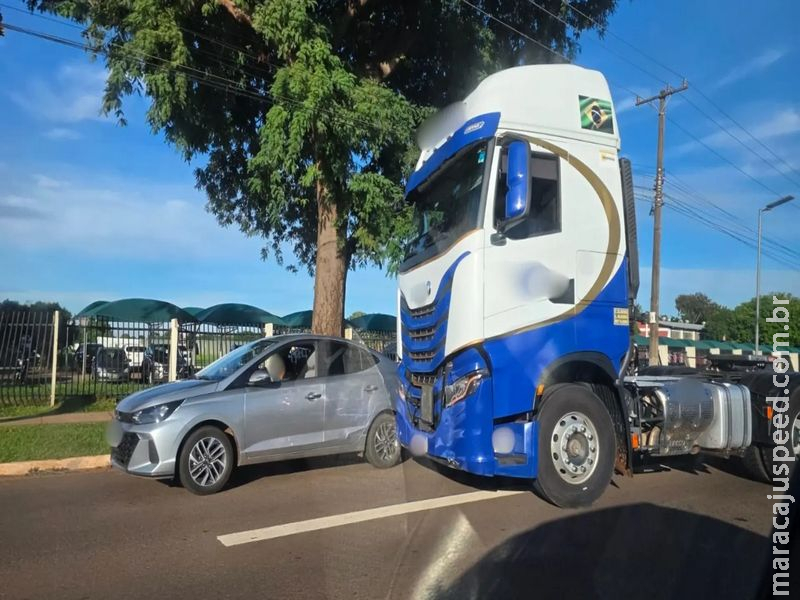 Batida entre carro e caminhão deixa o trânsito lento na Duque de Caxias