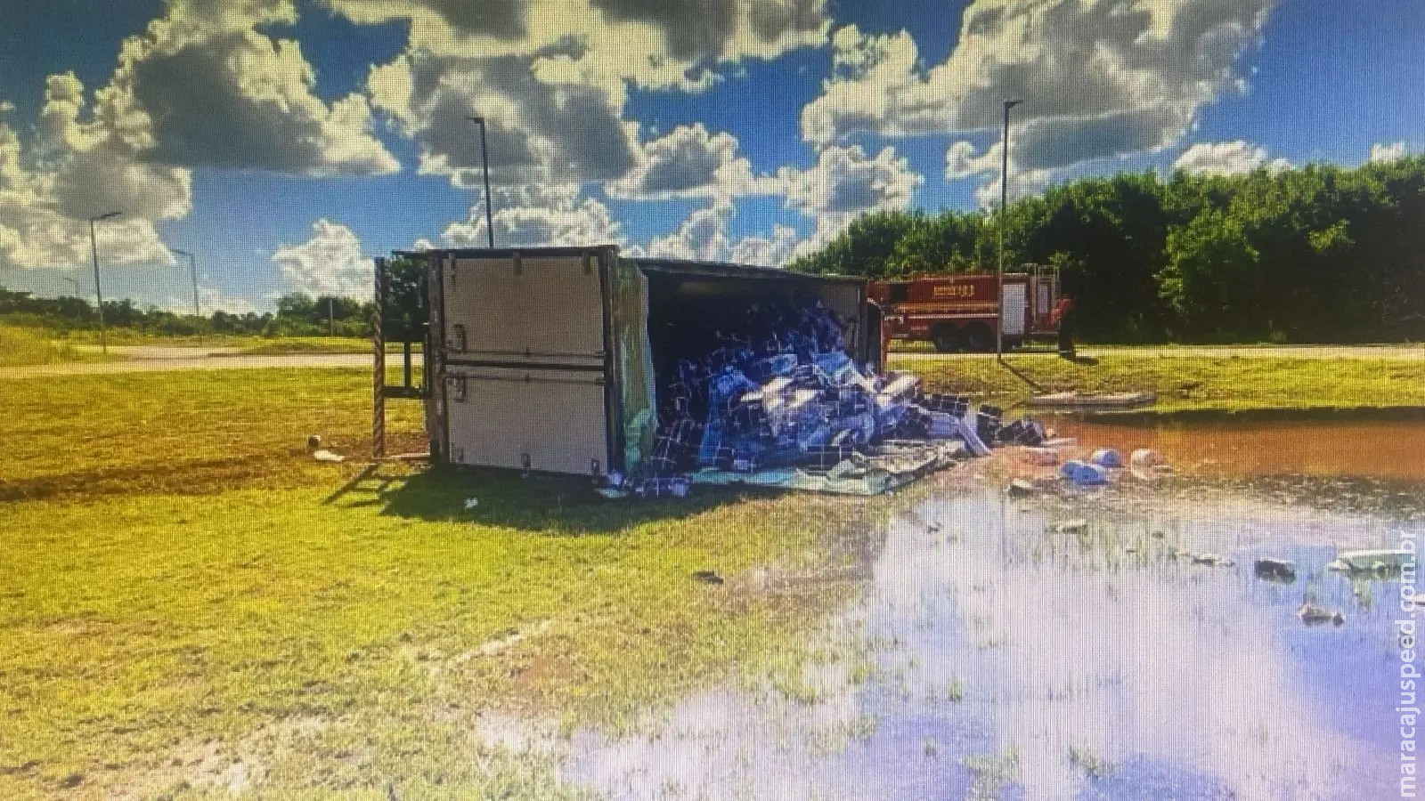 Caminhão-baú carregado com peixes tomba em trevo da MS-338