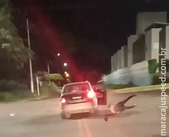 CENA BIZARRA: Passageiro pula de carro em movimento na Rua Nestor Pires em Maracaju