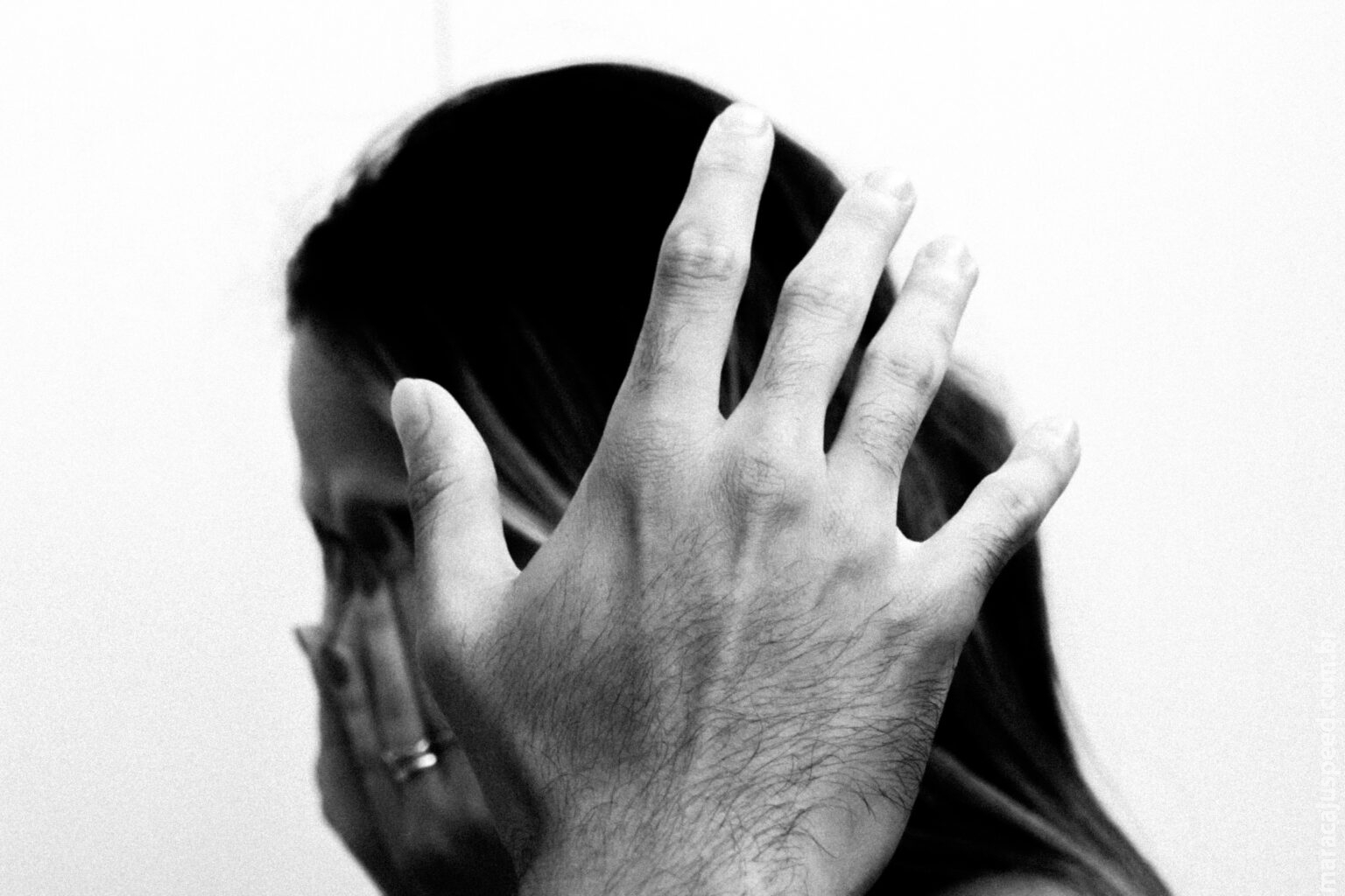 Criança pede socorro à vizinha ao ver pai tentando asfixiar a mãe em Campo Grande