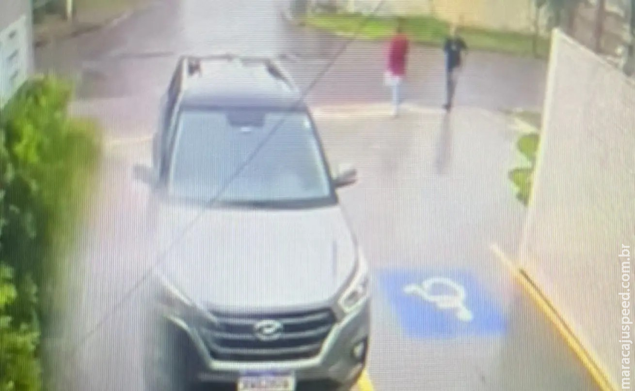 Dupla quebra janela de carro e rouba celular de motorista na Planalto