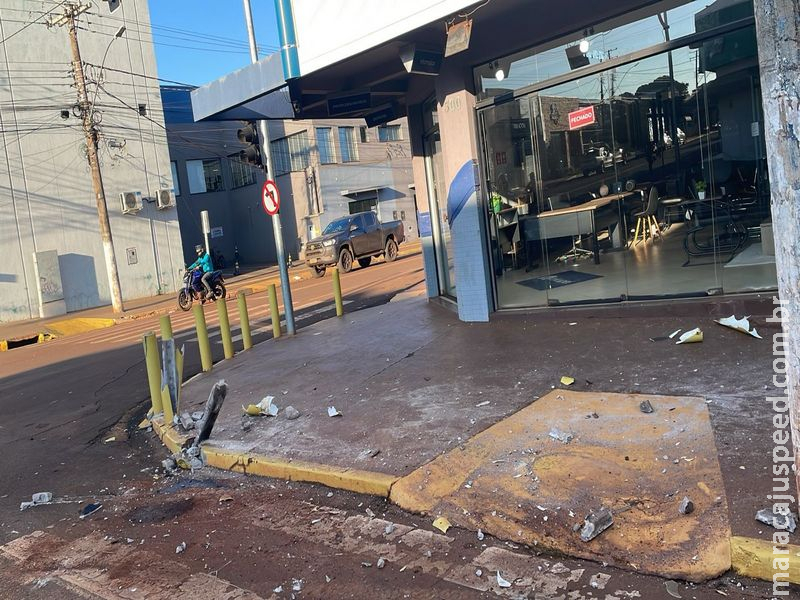 IMPRESSIONANTE: Câmeras flagram colisão violenta causada por sucessão de imprudências no Centro de Maracaju