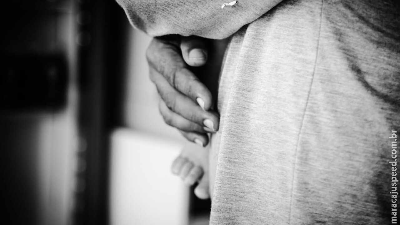 Mãe é ameaçada com facão ao flagrar suspeito assediando os filhos em Campo Grande