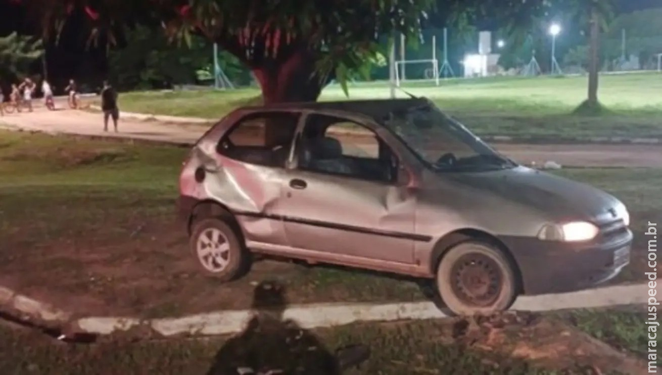 Motorista capota carro após colidir em motociclista e fugir sem prestar socorro