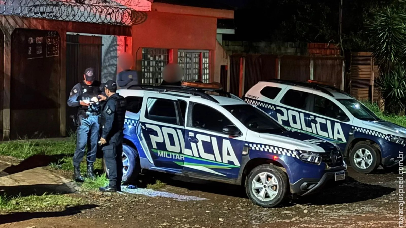 Mulher foi encontrada em meio a plantas após ser baleada por marido PM no Colúmbia