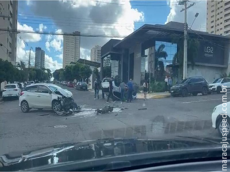 Populares socorrem vítimas após acidente causar capotamento no Jardim dos Estados 