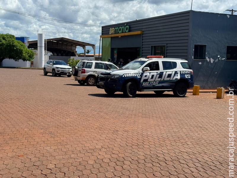 SUSTO NO POSTO: Condutora confunde pedais, invade conveniência e atinge funcionária em Maracaju
