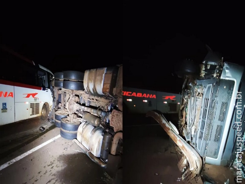 Acidente entre ônibus de viagem e carreta carregada com gado deixa dois feridos na BR-262