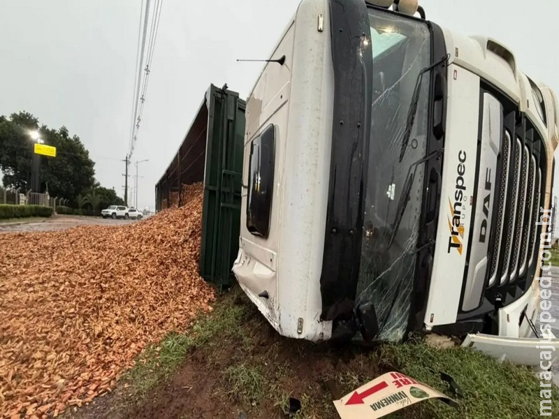 Caminhão tomba e deixa trânsito lento em rodovia de Nova Andradina