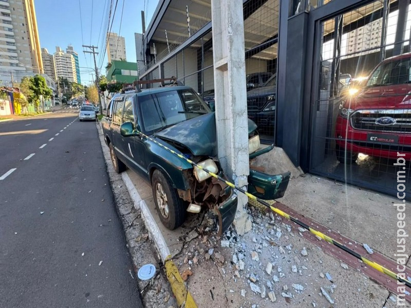 Caminhonete perde freio e bate contra poste na José Antônio em Campo Grande