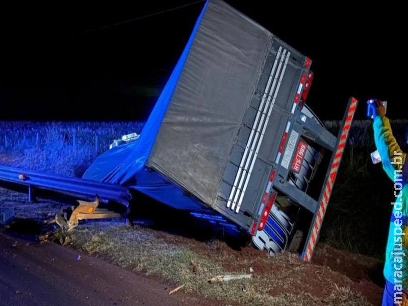 Carreta atinge caminhão e tomba na BR-163 em Rio Brilhante