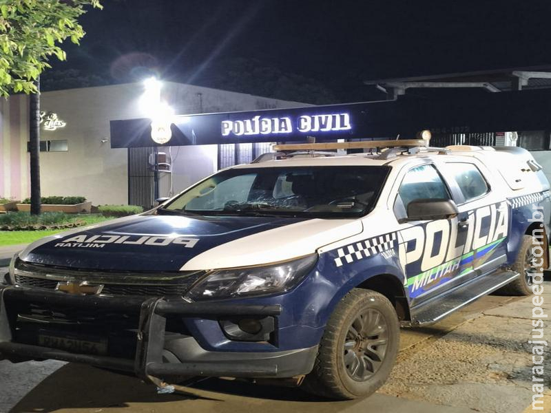 CONFUSÃO NA PRAÇA: Homem é contido com arma de choque após praticar atos obscenos e desacato em Maracaju