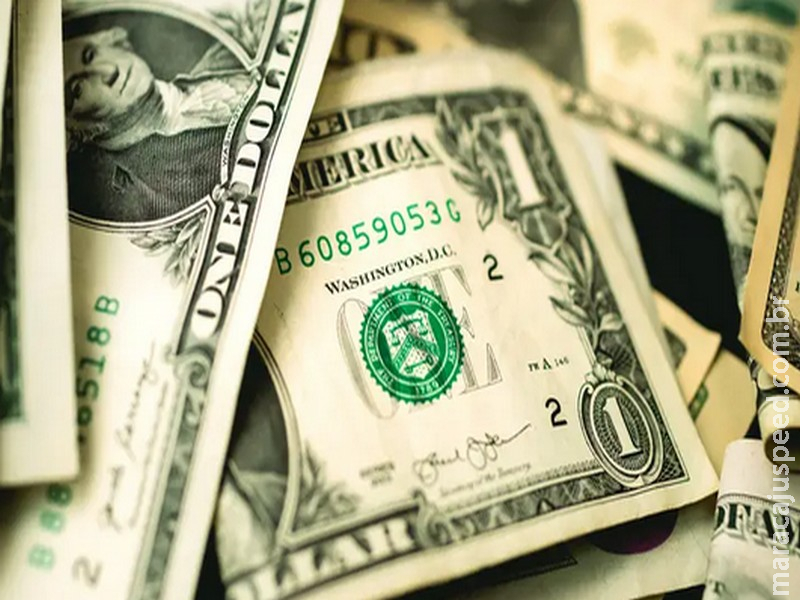 Dólar avança 1,82% em maio com ruído politico e alta de juros globais