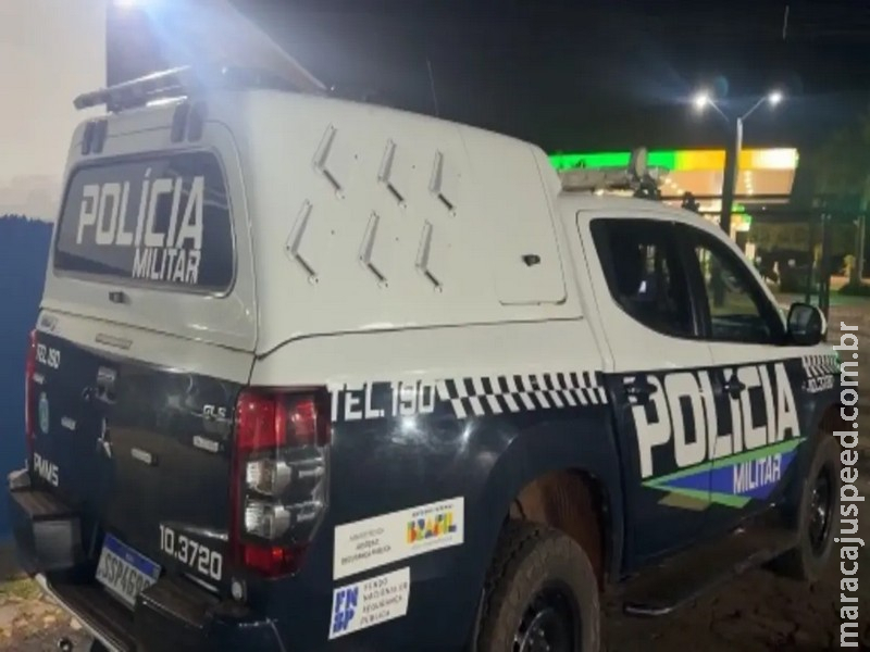 Dupla em moto chama no portão de residência e garupa atira contra dois homens em Guia Lopes