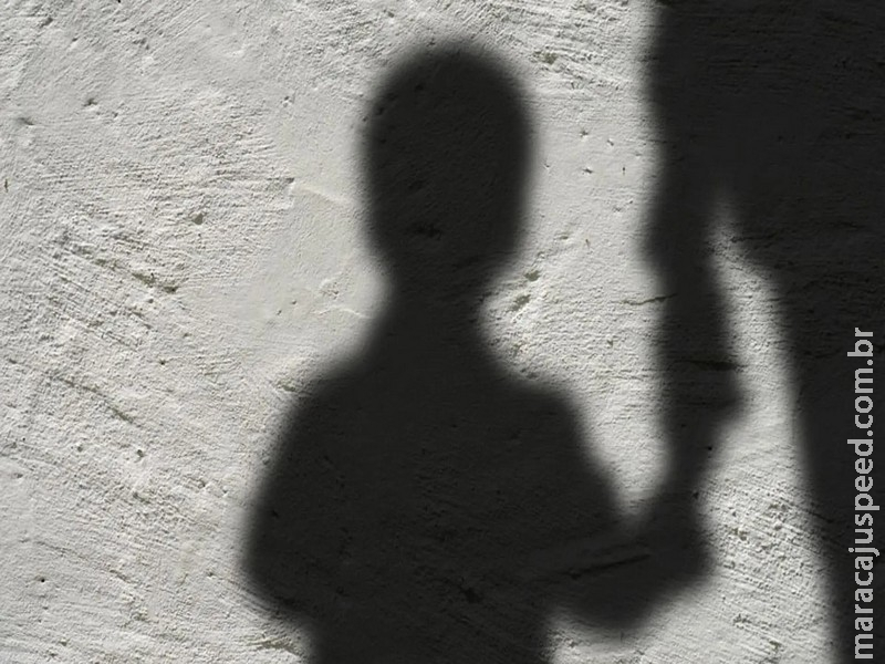 Menino de 2 anos é encontrado sozinho com sinais de amarração nos punhos no Centro-Oeste