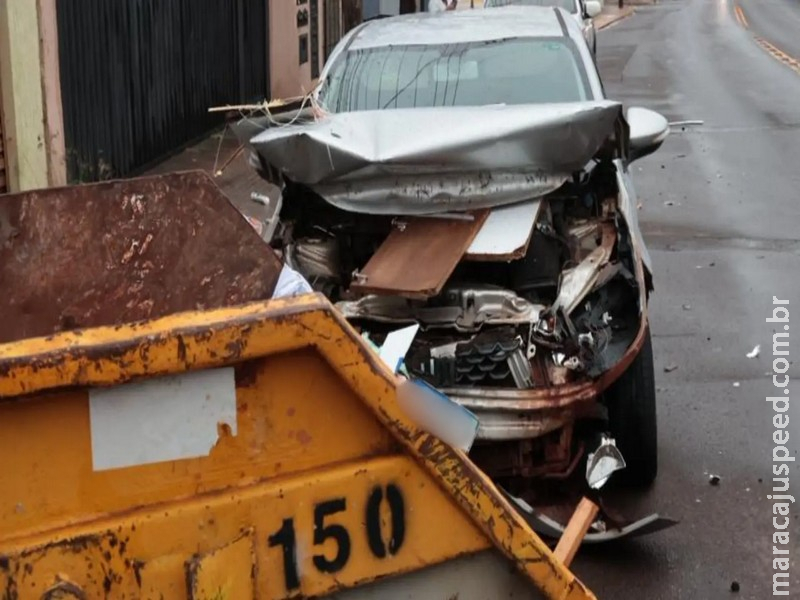 Motorista abandona Fiat Argo após bater em caçamba de entulhos na Rua Joaquim Murtinho