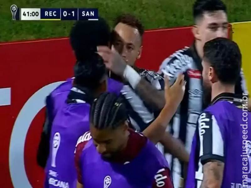 Neymar deixa Santos na frente no primeiro tempo e abraça Robinho Jr. após gol