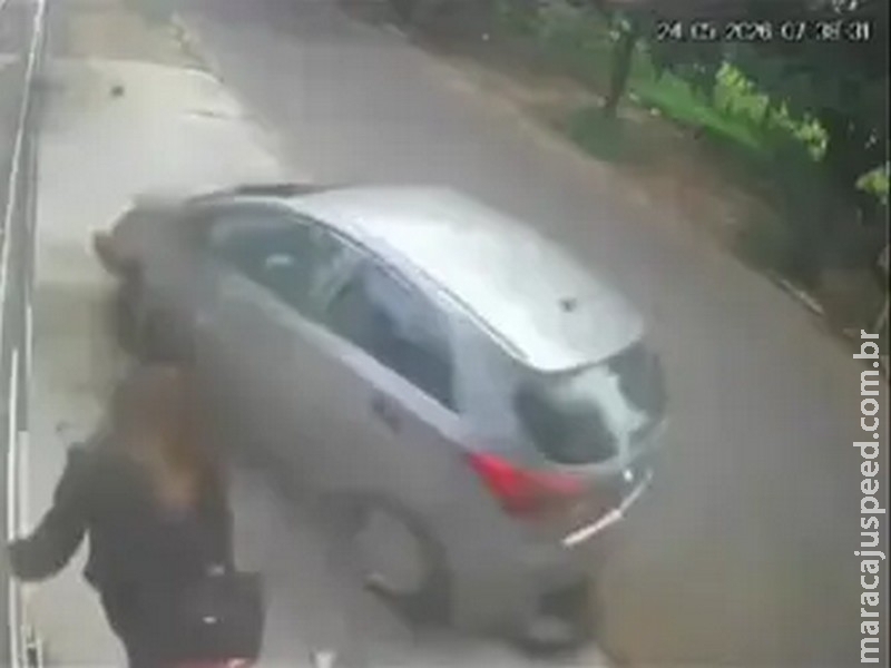 ‘Por um triz’: Carro sobe na calçada e pedestre escapa de ser atropelada no Tiradentes