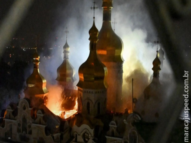 Ataques da Rússia incendeiam complexo religioso e matam cinco pessoas na Ucrânia