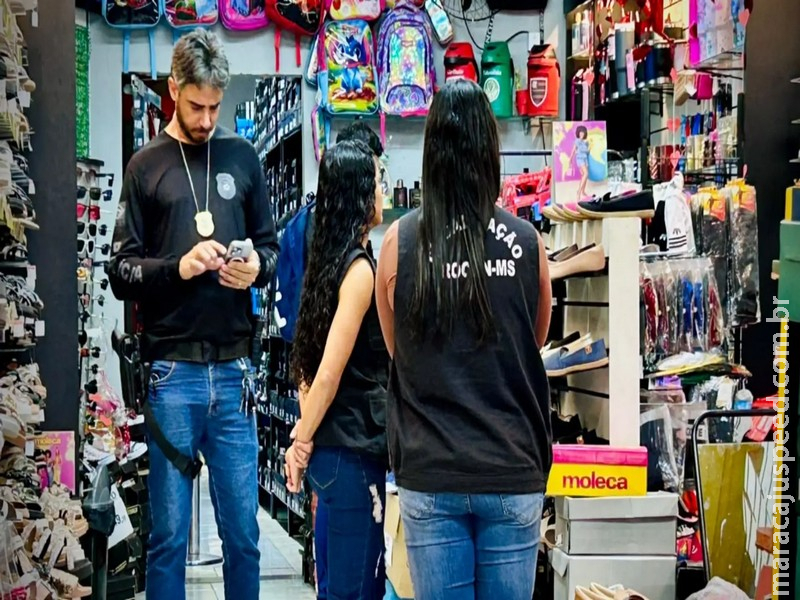 Batida da polícia apreendeu mais de 4 mil pares de tênis falsificados em loja de Campo Grande 
