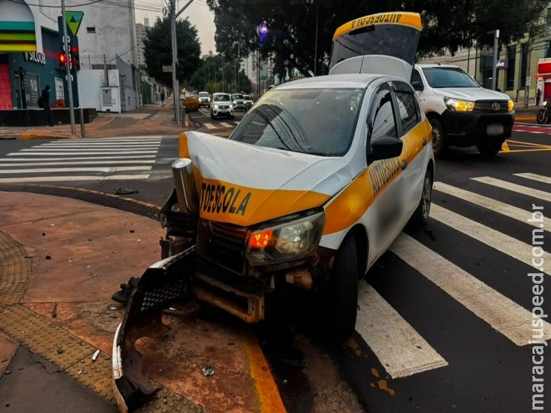 Carro de autoescola vai parar em cima de calçada após batida na Afonso Pena 