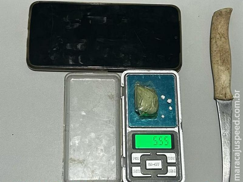 CASA CAIU: Mulher é presa por tráfico de drogas e ameaça com faca em Nova Alvorada do Sul