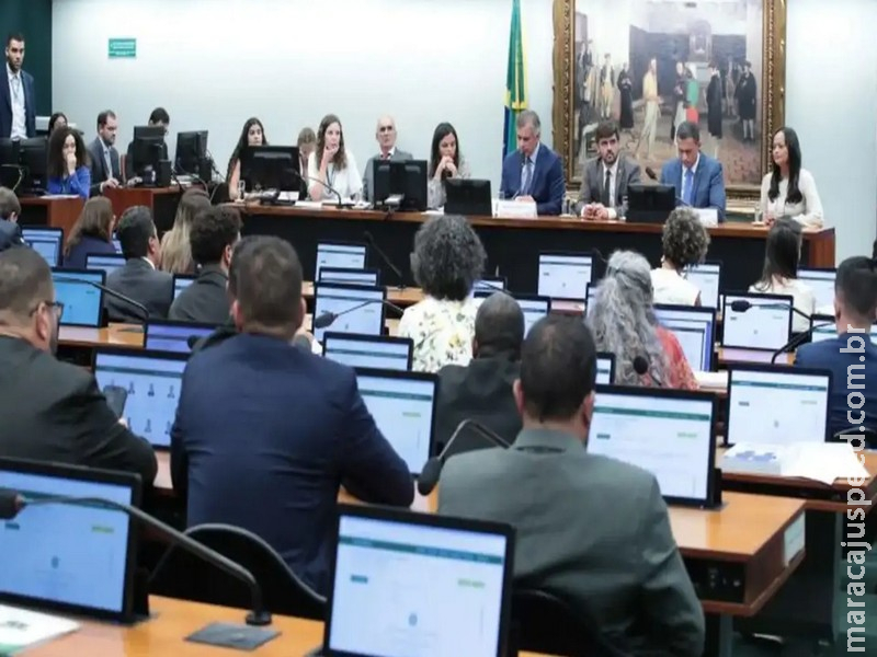 Deputados votam PEC de redução da maioridade penal em comissão  