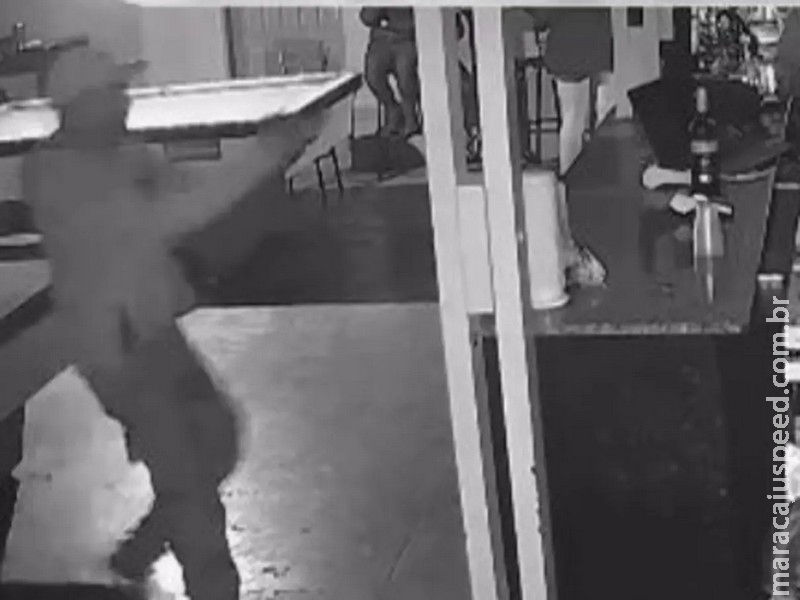 Dono de tabacaria e funcionário ficam gravemente feridos em ataque a tiros