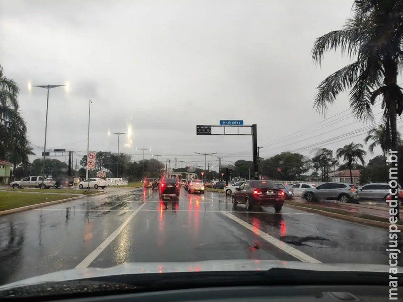 ‘Está um caos’: semáforos apagados geram caos e risco de acidentes na Duque de Caixas