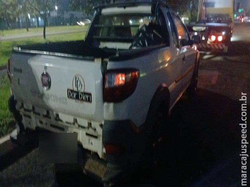 Guincheiro é atropelado quando subia veículo em rampa de caminhão na Gury Marques