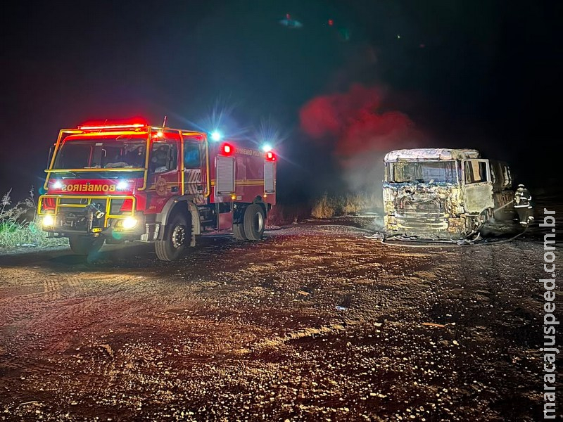 Incêndio consome carreta na MS-157 e mobiliza Corpo de Bombeiros em Maracaju