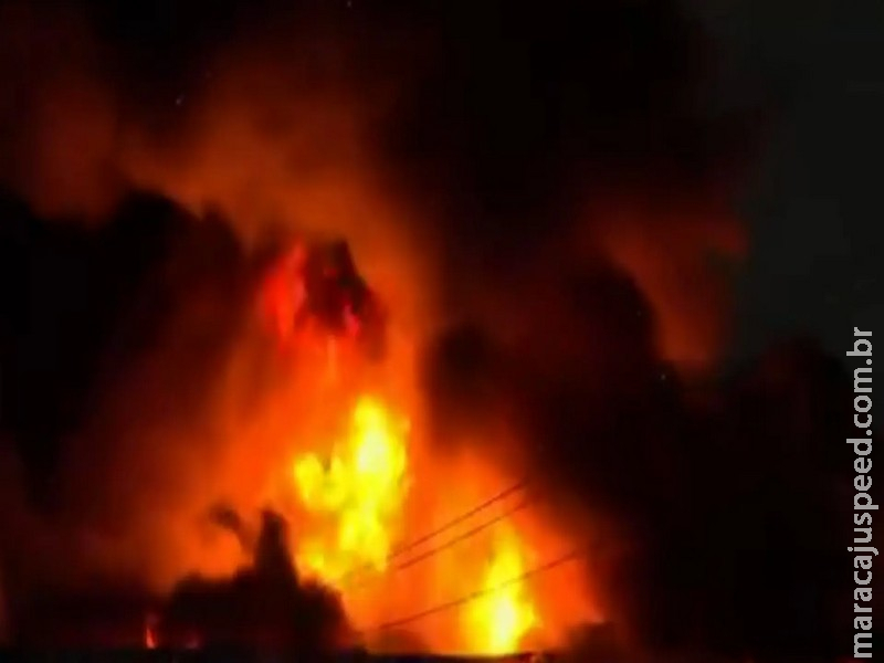 Incêndio de grandes proporções atinge galpões de autopeças na Lapa em SP