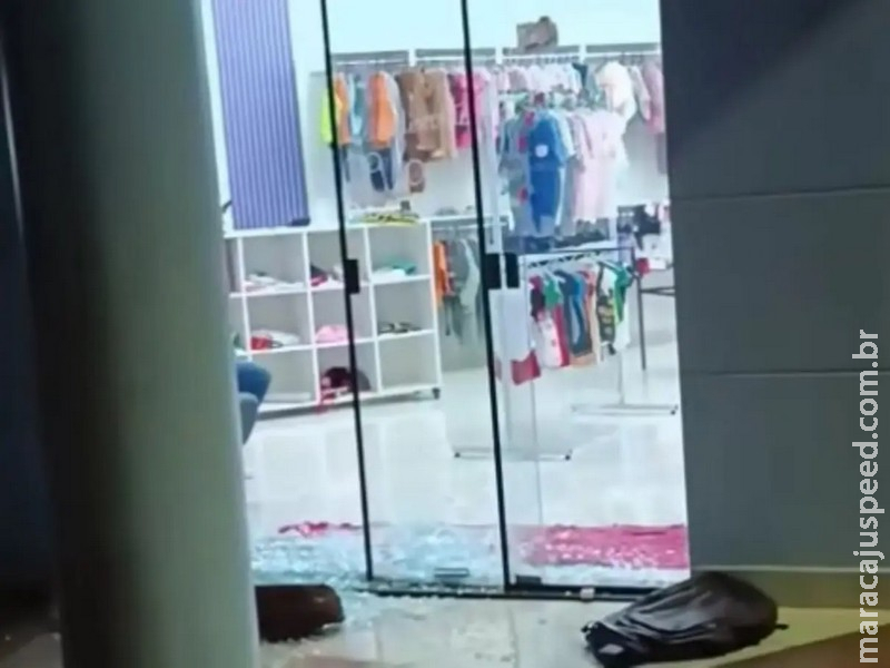 Ladrão quebra vidro de loja e furta roupas em Rio Brilhante